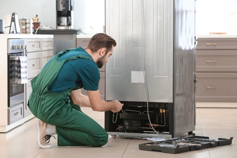 Servis Merkezi teknisyeni özenli bir onarım gerçekleştiriyor